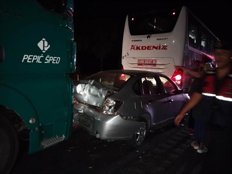 Ayvalık'ta kırmızı ışıkta zincirleme kaza
