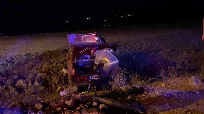 Otomobille tarlaya uçtu