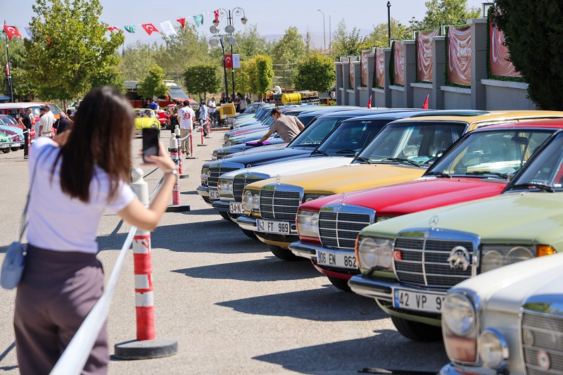 Klasik otomobiller geçmişe götürüyor