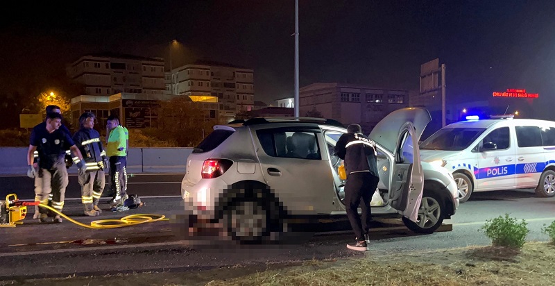 Yol ortasına otururken otomobil çarptı