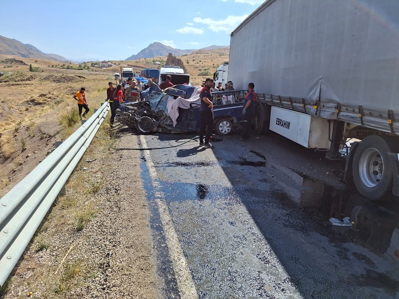 Hakkari'de kamyonet ile TIR çarpıştı