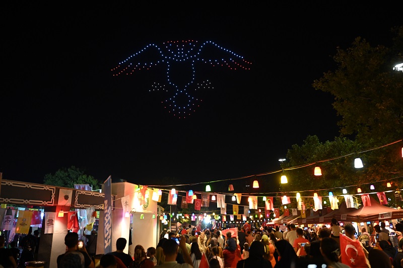 250 dron ile ışık gösterisi