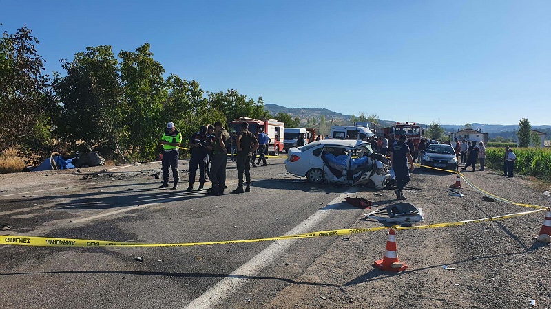 Otomobiller kafa kafaya çarpıştı!