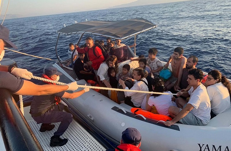 Sürüklenen bottaki 35 kaçak göçmen kurtarıldı