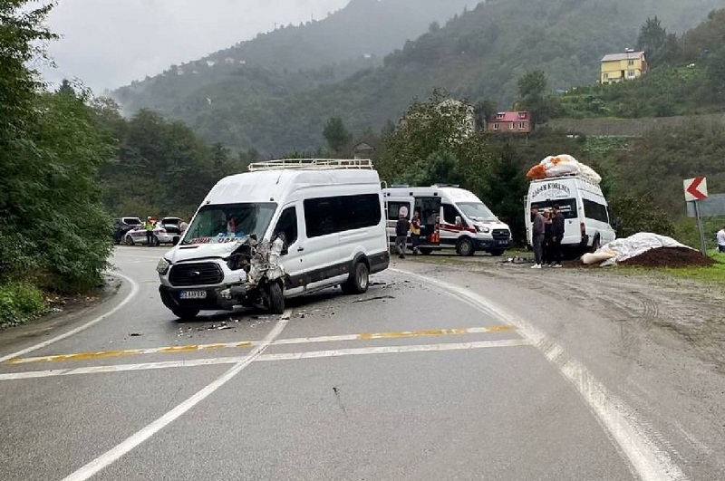 Giresun’da 2 minibüs çarpıştı