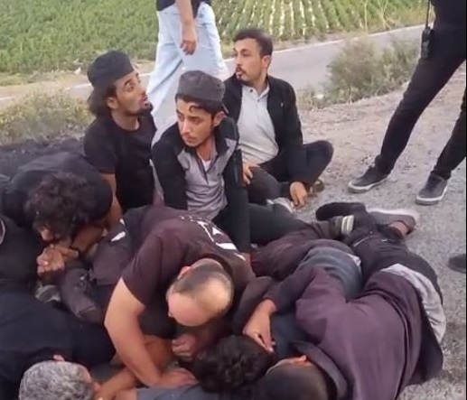 Kaza yapan araçtan 14 kaçak göçmen çıktı