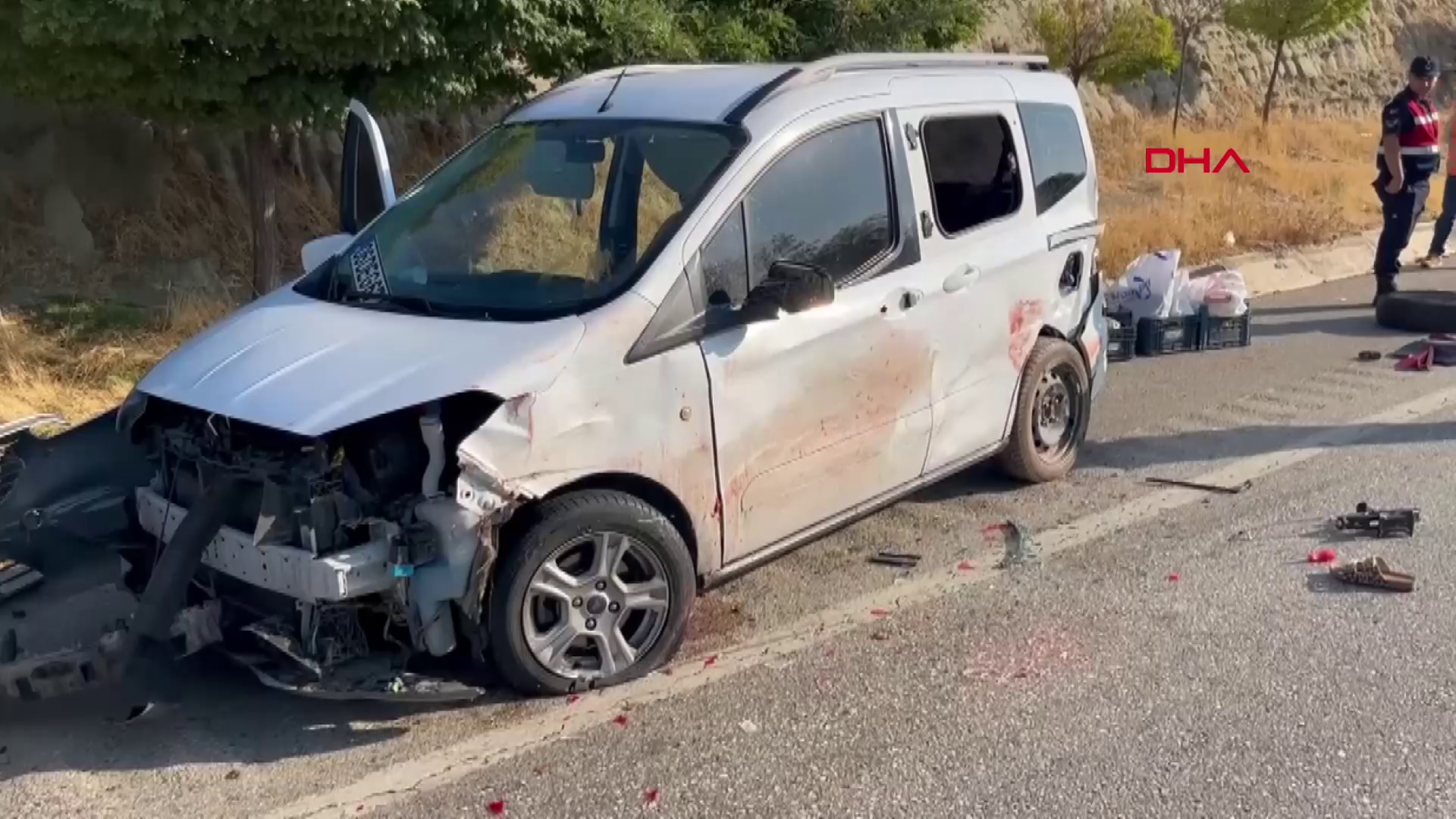 Patlayan lastiği değiştirirken kamyonet çarptı