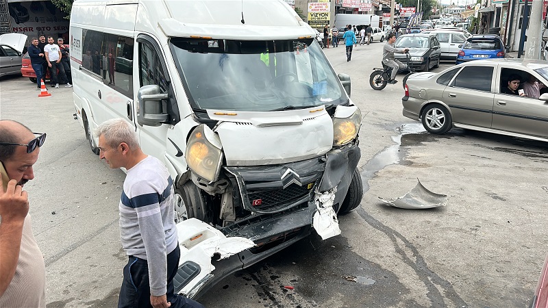 Kütahya’da okul servis minibüsleri çarpıştı