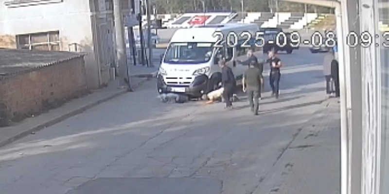 Okul yolunda servis minibüsü çarptı