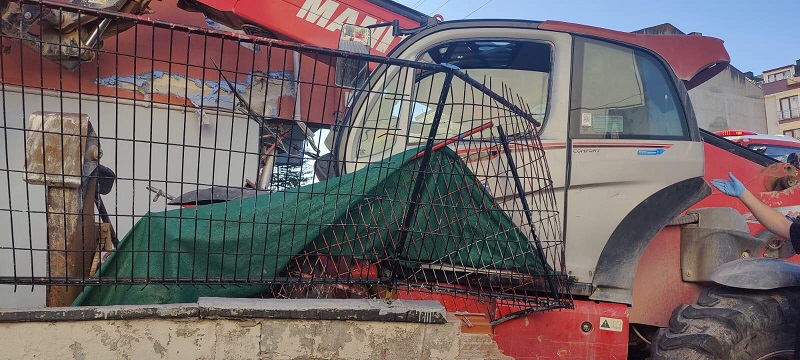 Freni boşalan iş makinesi ortalığı savaş alanına çevirdi!