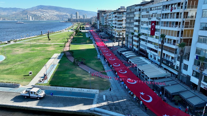 350 metrelik Türk bayrağı ile 'Zafer Yürüyüşü'