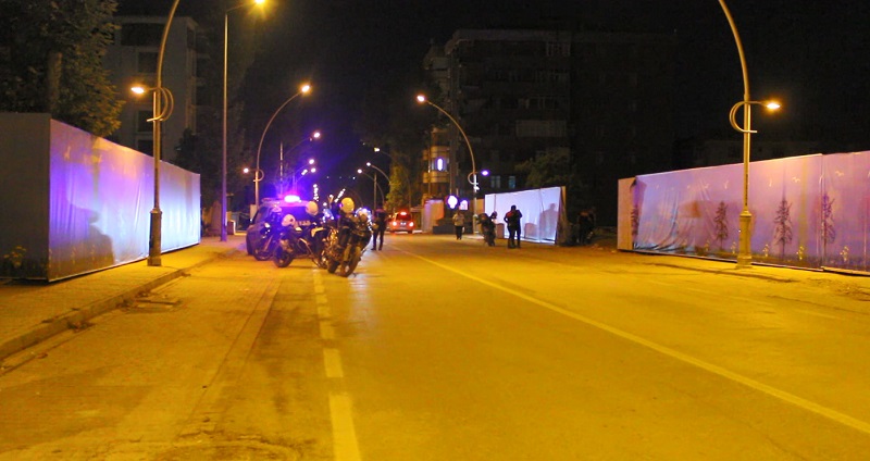 Cami avlusunda silahlı kavga