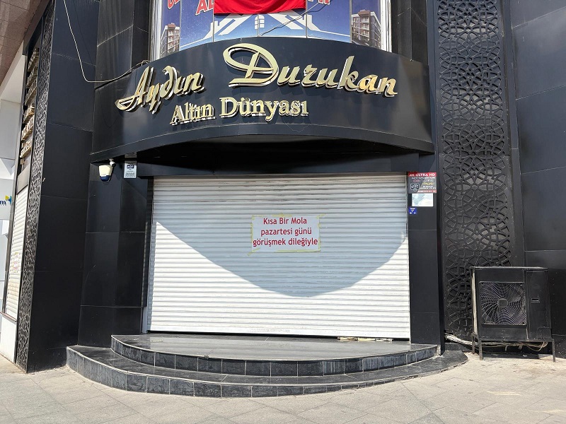 Dükkanın kapısına yazı asıp ortadan kayboldu