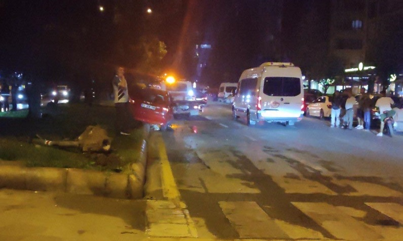 Otomobil yayalara çarptı: 1 ölü, 2 yaralı