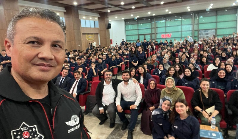 Alper Gezeravcı öğrencilerle buluştu