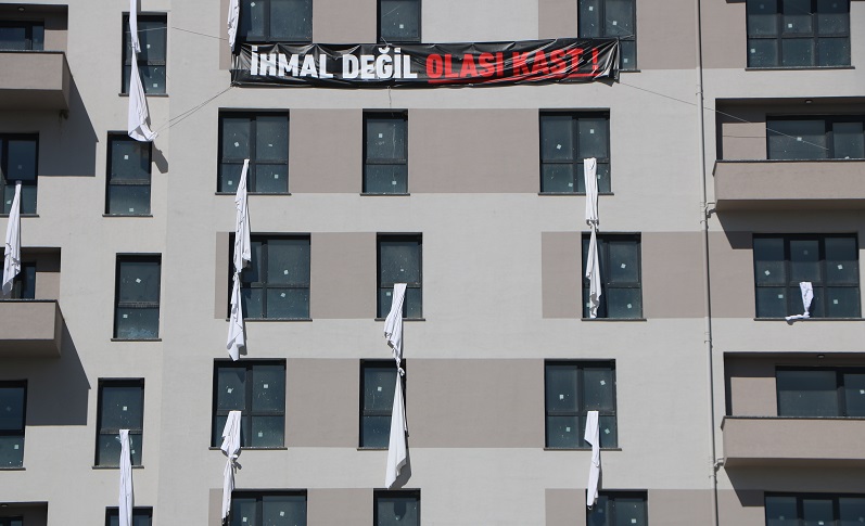 Kartalkaya'daki yangın faciasında ölenler için 78 çarşaf astı