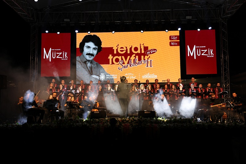 Açık havada Ferdi Tayfur şarkıları yankılandı