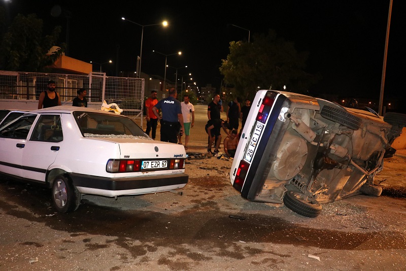Otomobiller kafa kafaya çarpıştı