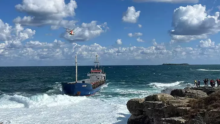 Kuru yük gemisi karaya oturdu