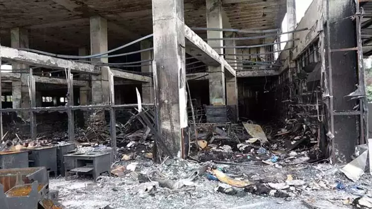 6 katlı AVM küle döndü