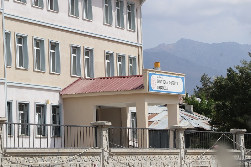 Bıçakla sınıfa girip 2 öğretmeni yaraladı
