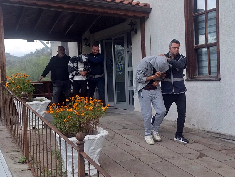 Husumet için tarihi konağı kundaklamışlar
