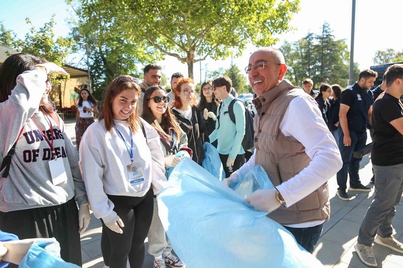 Sokak sokak çöp topladılar