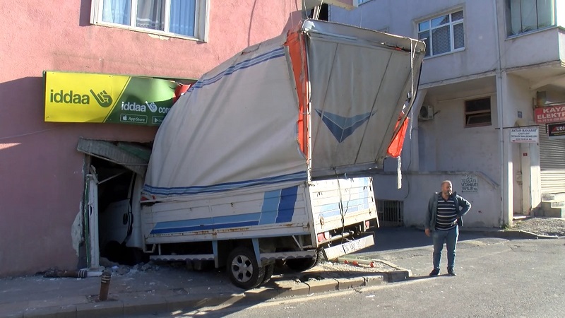 Kamyonet iş yerine girdi