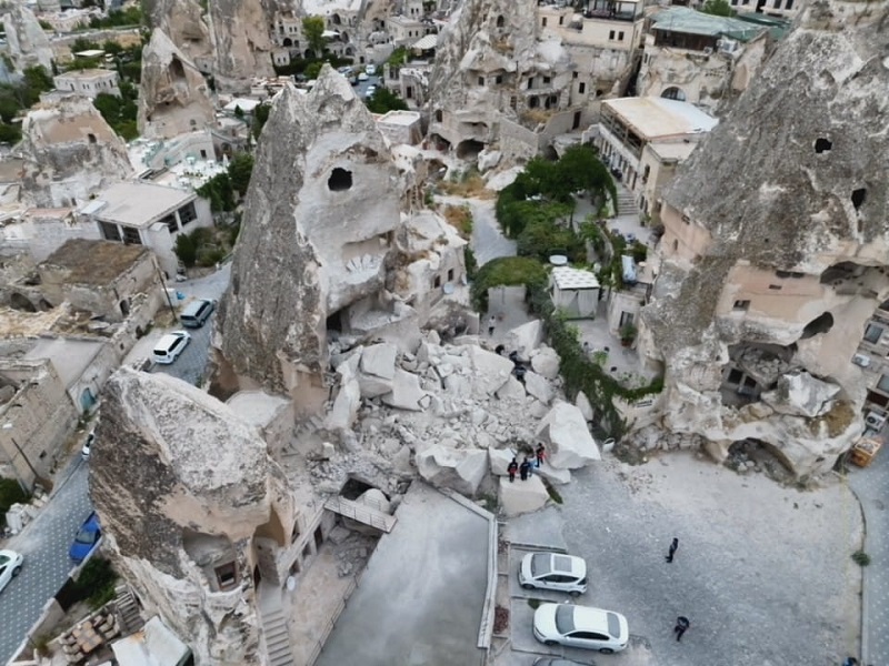 Kapadokya’da peribacasının bir kısmı yıkıldı