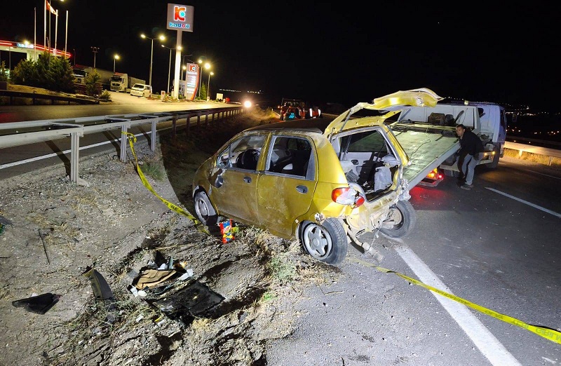 Bariyerlere çarpan otomobil takla attı