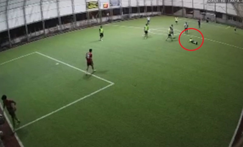 Polis memuru halı sahada kalp krizi geçirdi