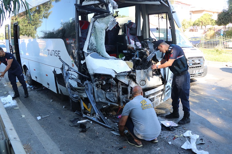 Antalya'da midibüsler çarpıştı; 15 yaralı