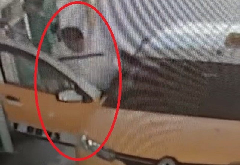 Taksici aracına binen müşteri tarafından dolandırıldı