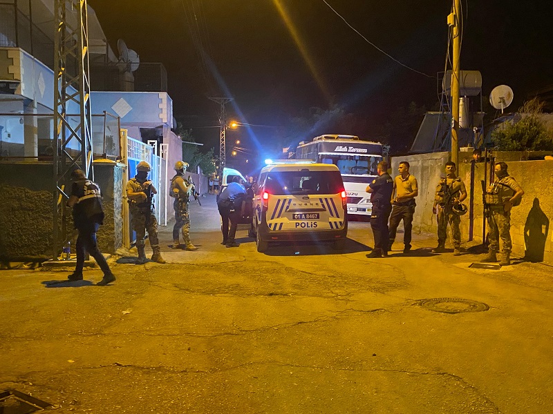Adana'da komşuların kavgası: 3 yaralı, 7 gözaltı