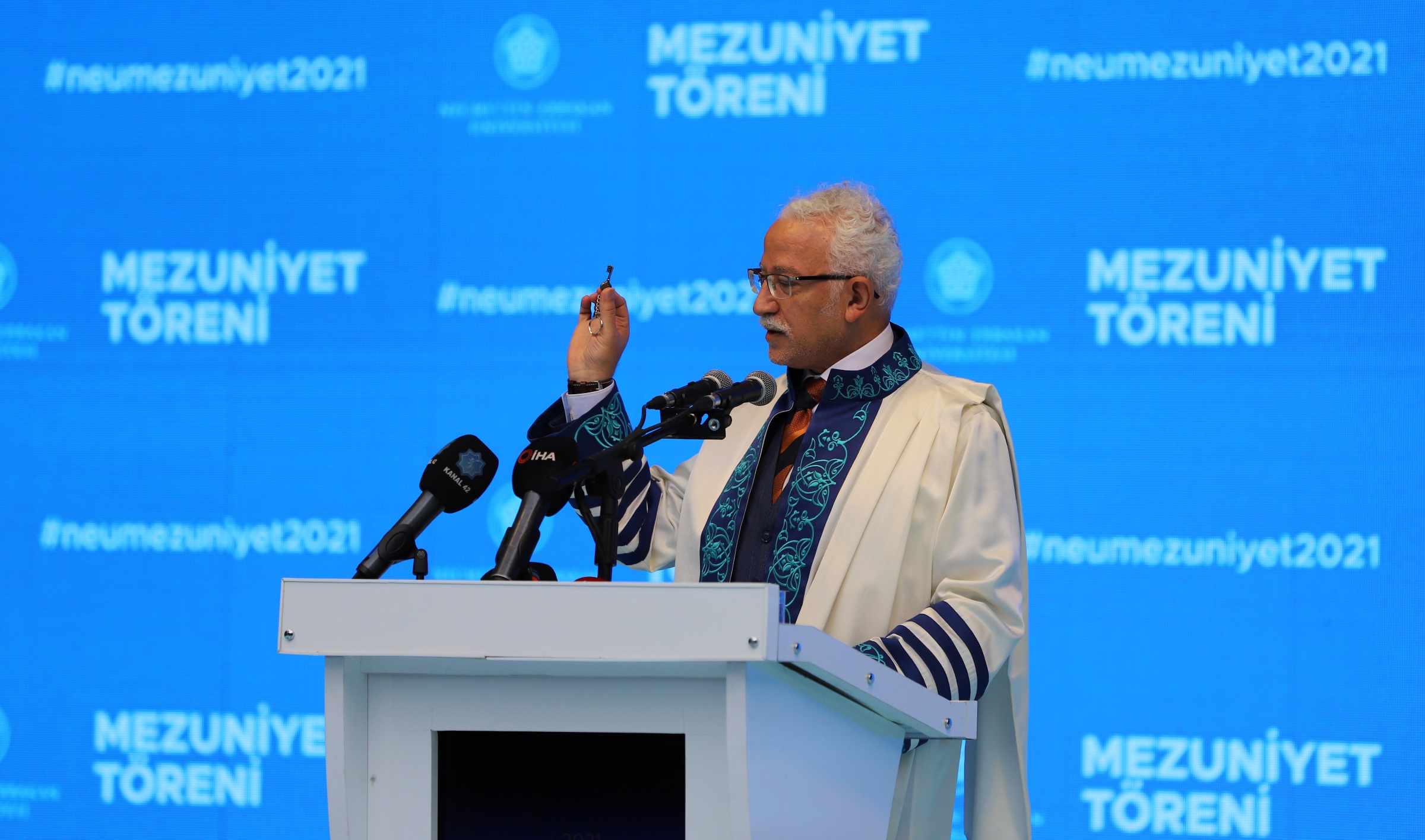 NEÜ'de mezuniyet coşkusu