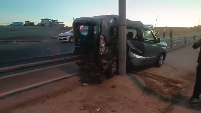 Hafif ticari araç bariyerlere saplandı