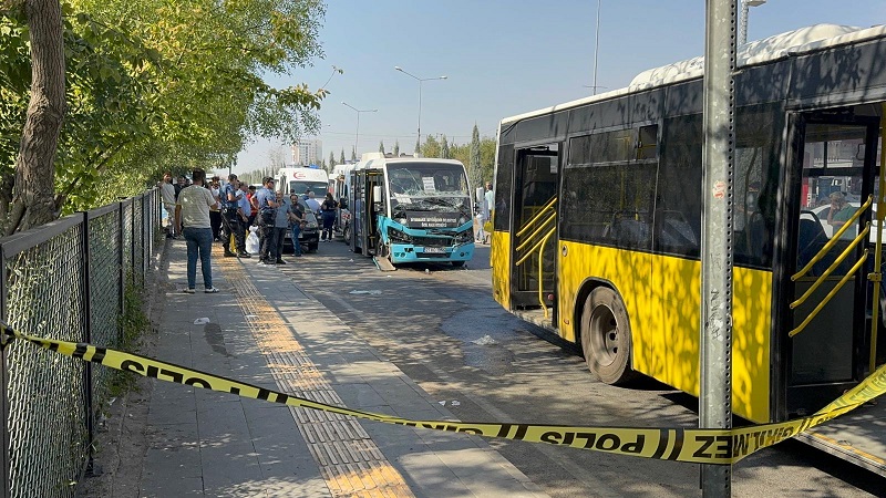 Minibüs duraktaki otobüse çarptı