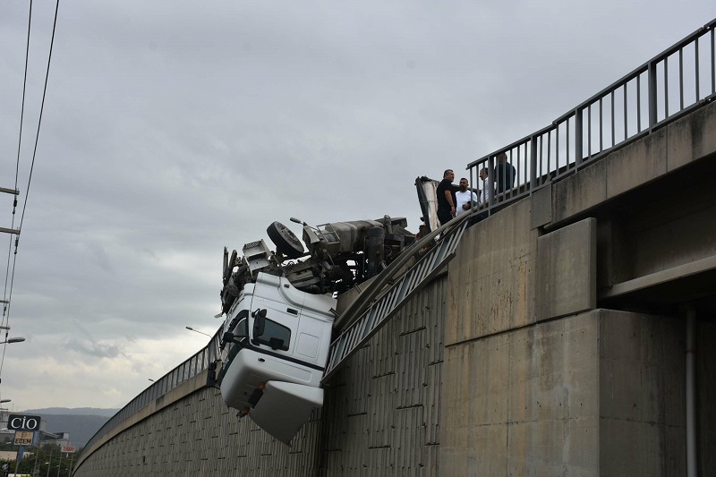 Devrilen TIR'ın kupası viyadükte asılı kaldı