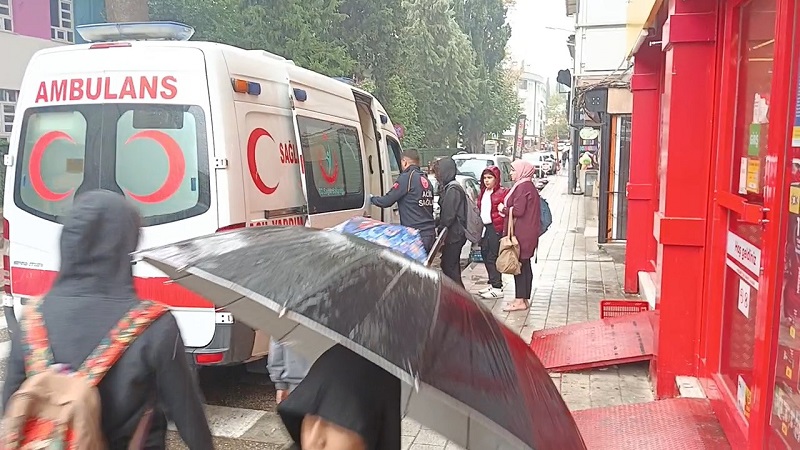 Öğrenciler zehirlenme şüphesiyle hastaneye kaldırıldı