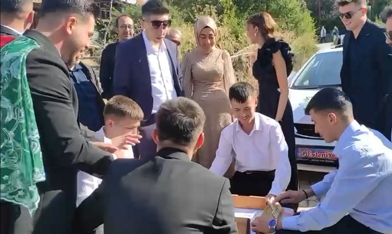 Düğün konvoyu önüne okey masası kurup bahşiş aldılar