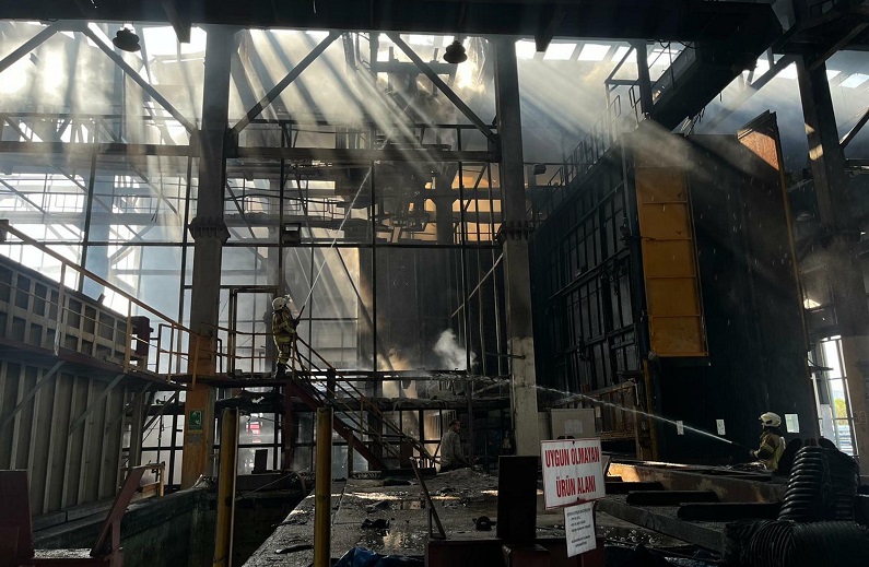 İzmir'de fabrika yangını kontrol altında