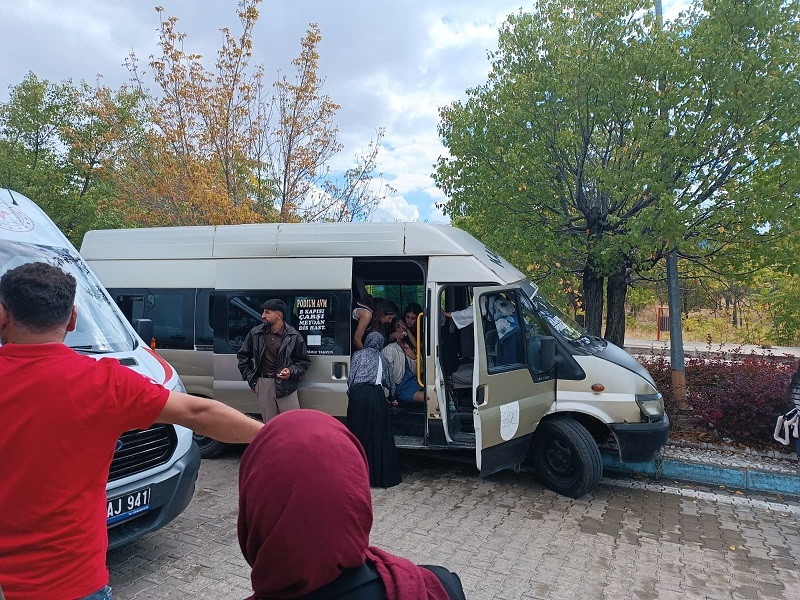 Dolmuş kampüste ağaca çarptı