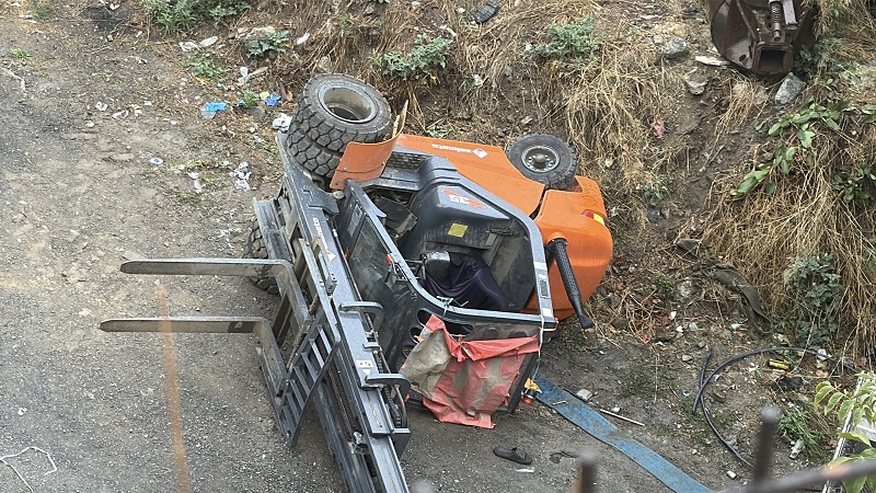 3 tonluk forkliftin altında kaldı