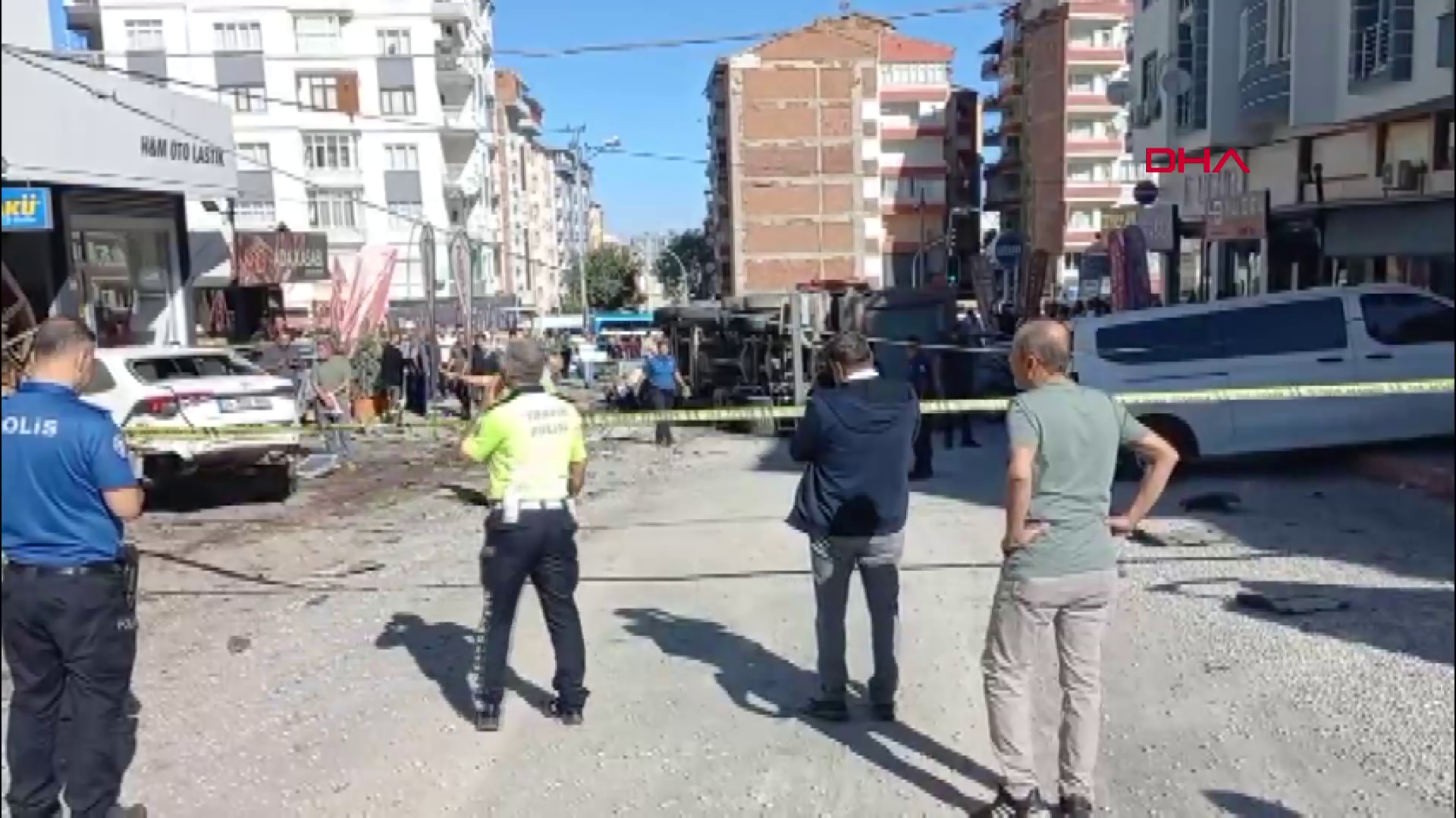 Freni arızalanan kamyon 15 araca çarptı