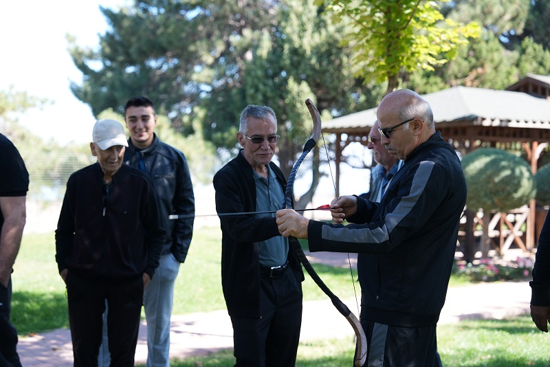 Huzurevinde kalanlar için kamp etkinliği