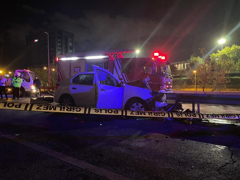 Ümraniye’de otomobil bariyere çarptı