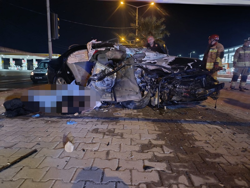 Manisa'da TIR ile otomobil çarpıştı