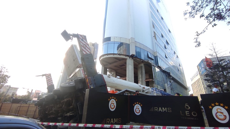 Devrilen vinç öğrenci yurduna çarptı