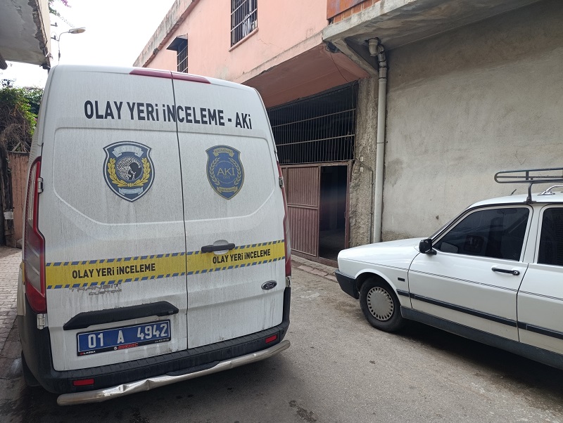 Polise bıçakla saldırdı