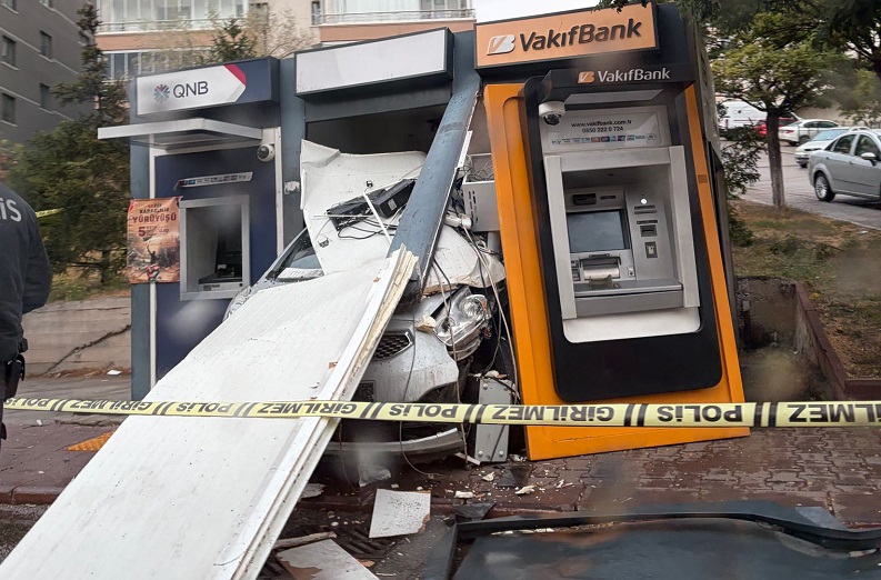 Ankara'da otomobil ATM'ye girdi